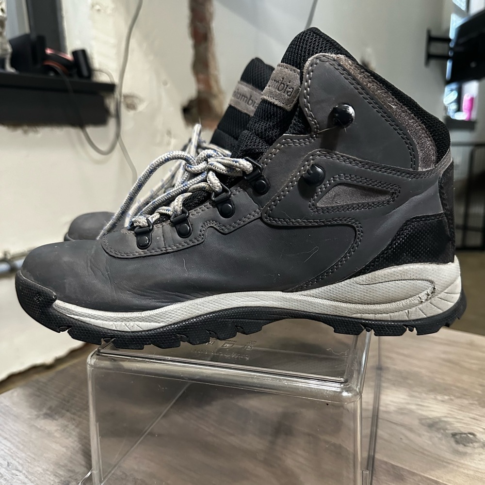 Women’s Columbia Hiking Boots Size 9.5
